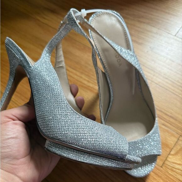 Pelle Moda | Rimma Metallic Slingback Pump - Picture 4 of 8